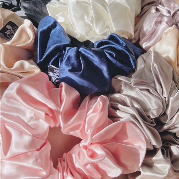 SILK Scrunchies Set- of 2 Très Silk brand - 1 large and 1 Medium set scr… - Picture 4 of 4